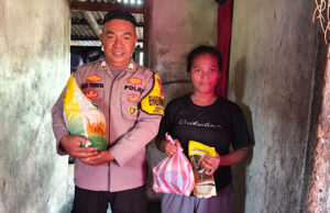 Berbagi dengan sesama, Bhabinkamtibmas Awear salurkan bantuan kepada salah satu Warga kurang mampu