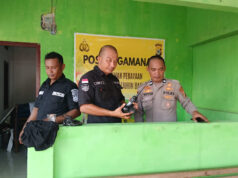 Dukung kelancaran komunikasi, Subsatgas TIK Polres Kepulauan Tanimbar serahkan HT pada Pos-Pos Operasi Lilin