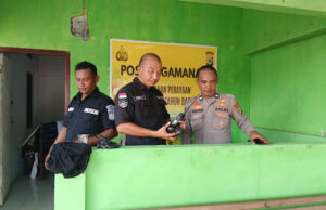 Dukung kelancaran komunikasi, Subsatgas TIK Polres Kepulauan Tanimbar serahkan HT pada Pos-Pos Operasi Lilin