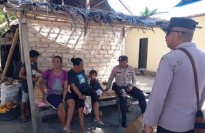 Jalan kaki sambangi Warga, Polsek Fordata ciptakan rasa aman dan nyaman lewat patroli dialogis