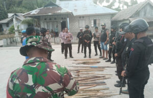 Ciptakan situasi kondusif, Jajaran Polres Kepulauan Tanimbar kawal penyerahan sajam pasca bentrok antar Desa