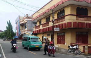 Aksi humanis Sat Lantas Polres Kepulauan Tanimbar, bantu menyeberangkan Anak Sekolah di jam sibuk pagi hari