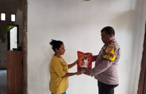 Peduli sesama, Bhabinkamtibmas Sifnana salurkan bantuan beras kepada salah satu Warga Prasejahtera