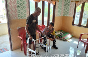 Hadirkan senyuman, Bhabinkamtibmas Alusi Batjas beri bantuan sosial kepada salah satu Warga Lansia