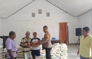 Pastikan tepat sasaran, Bhabinkamtibmas Wermatang amankan serah terima BATS