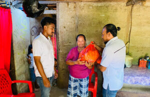 Peringati hari jadi Intelijen Polri ke-80, Kanit Intelkam Polsek Selaru salurkan bantuan sembako bagi Warga kurang mampu