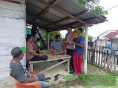 Pererat silaturahmi, Bhabinkamtibmas Wermatang sambangi Warga yang sedang bersantai di depan rumah