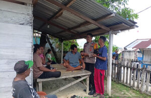 Pererat silaturahmi, Bhabinkamtibmas Wermatang sambangi Warga yang sedang bersantai di depan rumah