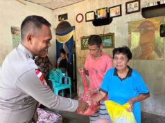 Wujudkan kepedulian, Bhabinkamtibmas Nurkat salurkan bantuan sembako untuk Lansia