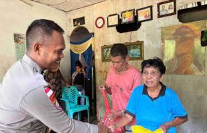 Wujudkan kepedulian, Bhabinkamtibmas Nurkat salurkan bantuan sembako untuk Lansia