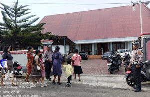Sat Lantas Polres Kepulauan Tanimbar perketat pengaturan dan pengamanan Ibadah Minggu di sejumlah Gereja