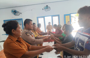 Bhabinkamtibmas Alusi Tamrian kawal pembagian BLT sekaligus sampaikan pesan Kamtibmas