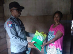 Wujudkan kepedulian di Tahun Baru, Bhabinkamtibmas Desa Rumahsalut salurkan Bansos dan sampaikan pesan Kamtibmas