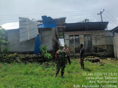 Sinergitas TNI-Polri, Bhabinkamtibmas Alusi Tamrian dan Babinsa sambangi Warga terdampak cuaca ekstrem