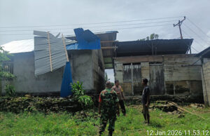 Sinergitas TNI-Polri, Bhabinkamtibmas Alusi Tamrian dan Babinsa sambangi Warga terdampak cuaca ekstrem