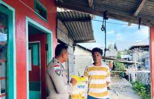 Salurkan bantuan sembako bagi Warga kurang mampu, Bhabinkamtibmas Wadankou wujudkan kepedulian Polri