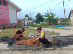 Sambangi Petani Kopra, Bhabinkamtibmas Karatat pererat silaturahmi dan sampaikan pesan Kamtibmas