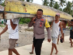 Wujudkan Polri Presisi, Bhabinkamtibmas Romnus bahu-membahu bantu Warga pindahkan perahu