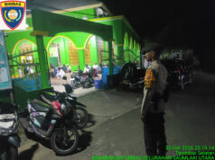 Pastikan Ibadah Khusyuk, Bhabinkamtibmas Kelurahan Saumlaki Utara Amankan Sholat Tarawih di Masjid Baiturrahman