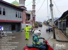 Tak terhalang hujan, Sat Lantas Polres Kepulauan Tanimbar optimis amankan Sholat Jumat Berjamaah
