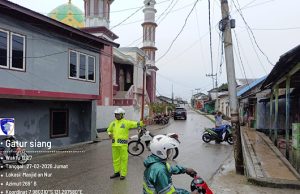 Tak terhalang hujan, Sat Lantas Polres Kepulauan Tanimbar optimis amankan Sholat Jumat Berjamaah