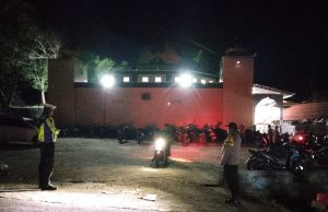 Amankan Sholat Tarawih, Bhabinkamtibmas Desa Sifnana hadirkan kekhusyukan