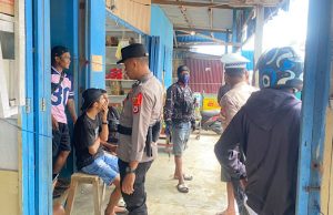 Jaga kondusifitas, Personel Pos Pam Idul Fitri pada Pasar Omele gelar patroli jalan kaki di area Pasar