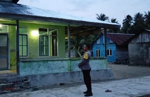 Jamin keamanan Takbiran, Bhabinkamtibmas Desa Romnus kawal Ibadah di Masjid Al Amin Desa Persiapan Namralan