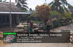 Bangun kebersamaan, Bhabinkamtibmas Bomaki gotong royong bersama Warga bersih-bersih lingkungan