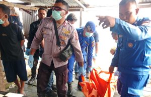 Polres Kepulauan Tanimbar evakuasi jasad Pria yang ditemukan terapung di perairan Pelabuhan Feri Saumlaki