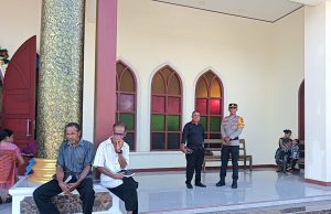 Pastikan aman, Kapolsek Fordata pimpin langsung pengamanan Misa Minggu Palma dan Peneguhan Sidi Baru