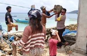 Wujud nyata Polri humanis, Bhabinkamtibmas Romnus gotong royong bantu Warga kumpulkan material bangunan