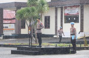 Tak terhalang hujan, Kapolres Kepulauan Tanimbar tetap pimpin apel pagi jam pimpinan