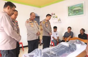Duka mendalam, Kapolres Kepulauan Tanimbar dan PJU sambangi kediaman Almarhum Aipda NIKOLAS GERHANA WERLUKA