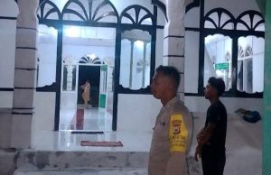 Terus hadirkan rasa nyaman, Bhabinkamtibmas Karatat amankan Sholat Tarawih di Masjid Babbusalam