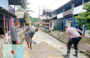 Wujud nyata kedekatan Polri, Bhabinkamtibmas Waturu hadir gotong royong bersama Warga