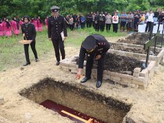 Penuh Khidmat, Polres Kepulauan Tanimbar gelar upacara persemayaman dan pemakaman Alm. Aipda NIKOLAS G. WERLUKA