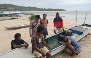 Antisipasi cuaca ekstrem, Bhabinkamtibmas Teineman sambangi Warga dan berikan imbauan keselamatan