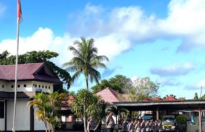 Pastikan kesiapan Personel, Wakapolres Kepulauan Tanimbar pimpin apel pengecekan Personel pam perayaan Paskah
