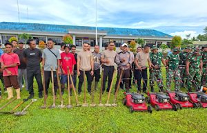 Wujud sinergitas sambut HUT TNI AU ke-80, Polres Kepulauan Tanimbar berpartisipasi dalam kerja bakti