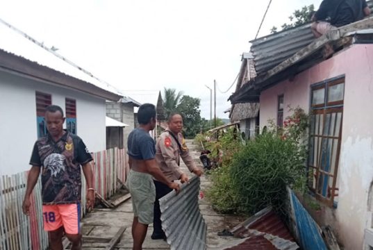 Aksi humanis Bhabinkamtibmas Manglusi ikut gotong royong bantu Warga perbaiki atap rumah