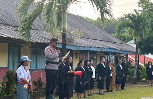 Buka Ujian Sekolah di SMA Cor Jesus Larat, Kapolsek Tanut pimpin upacara bendera