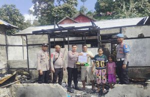 Kunjungi Korban kebakaran, Kapolsek Nirunmas hadir bersama Personel beri penguatan dan bantuan