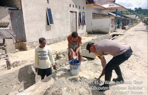 Hadir bersama Warga, Bhabinkamtibmas Waturu bahu membahu perbaiki selokan yang rusak