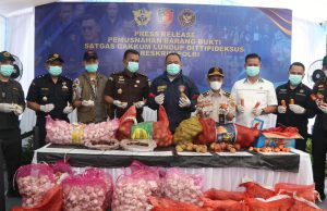 Bareskrim Polri Musnahkan Ribuan Kilogram Bawang Impor Ilegal dari Jalur Tikus Perbatasan Malaysia