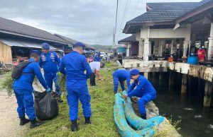 Aksi Nyata Satuan Polair Polres Kepulauan Tanimbar kembali jaga kebersihan area Pasar Ikan