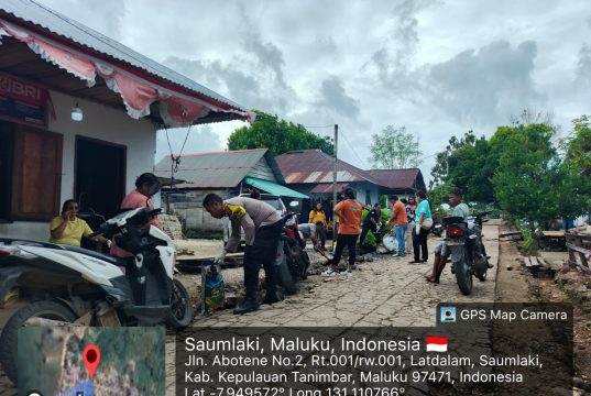 Berbaur bersama Warga, Bhabinkamtibmas Latdalam bersihkan saluran air dan beri imbauan Kamtibmas