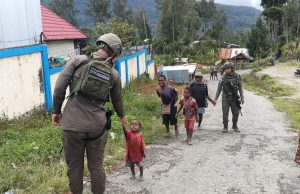 Patroli Humanis Satgas Damai Cartenz di Sugapa, Wujudkan Rasa Aman bagi Masyarakat