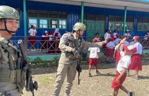 Satgas Ops Damai Cartenz Gelar Patroli Dialogis dan Sambang ke SDN Bale, Perkuat Kedekatan Humanis dengan Masyarakat
