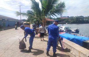 Wujudkan lingkungan yang sehat, Sat Polair Polres Kepulauan Tanimbar kembali bersih-bersih Pelabuhan